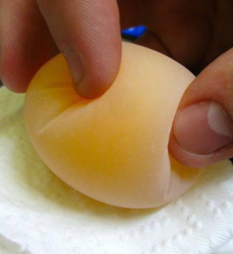 Яйцо без скорлупы: в чем может быть проблема и как помочь несушкам - фото